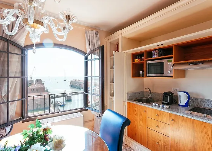 Deluxe Lagoon View Apartment *