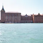 Deluxe Lagoon View דירה *